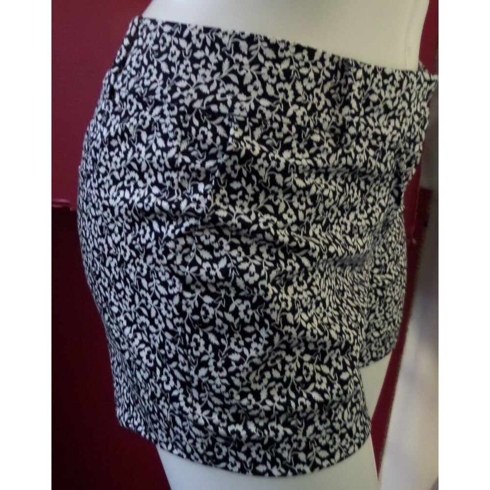ANN TAYLOR BLACK & WHITE FLORAL SIGNATURE FIT DRESS SHORTS SIZE: 2P NWT - Picture 3 of 4